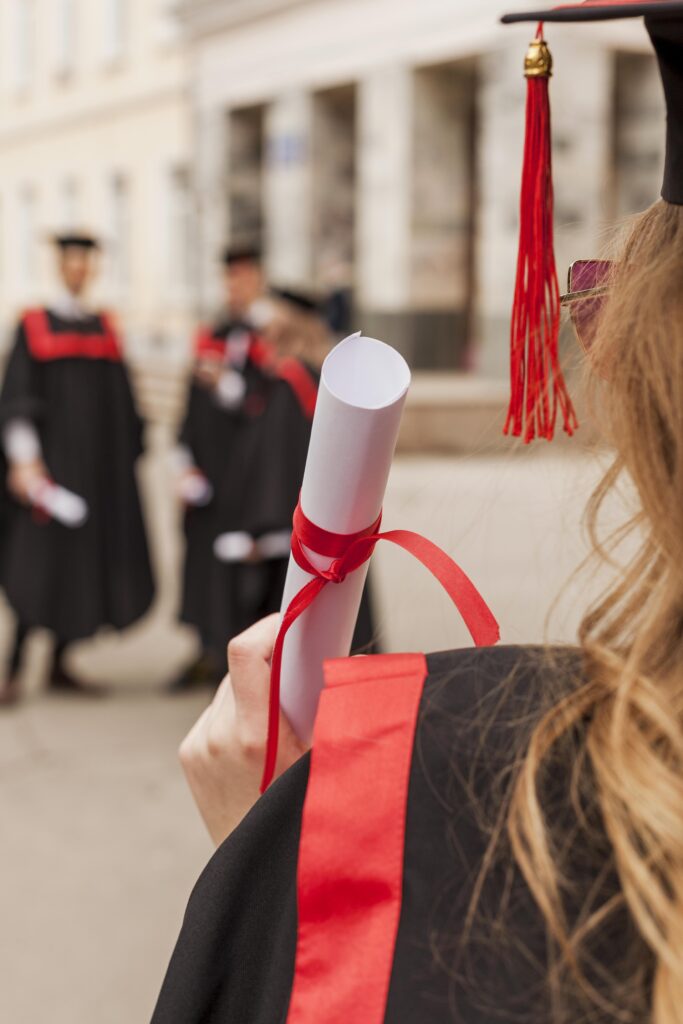 A girl getting her Digital marketing course completion.
